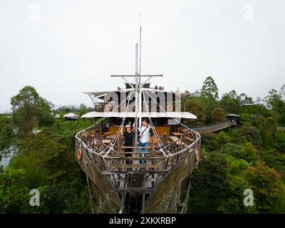 Touristen posieren auf Deck des großen Holzschiffes-Restaurants im Lembang Forest Stockfoto