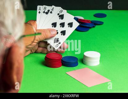 Aces und Achten in schwarzen Suiten - die klassische „Dead man's Hand“. Hinweis im Kopf des Spielers, die nächste Karte nicht zu nehmen und einfach zu falten. Stockfoto