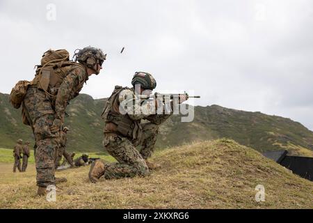 Die US-Marines, die der Bravo Company, dem Bataillon Landing Team 1/5, der 15. Marine Expeditionary Unit und den ecuadorianischen Marineinfanterie Corps zugewiesen sind, führen während der Übung Rim of the Pacific (RIMPAC) am 13. Juli 2024 Feuermanöver auf einem Feuergebiet der Marine Corps Base Hawaii durch. 29 Nationen, 40 Überlandschiffe, drei U-Boote, 14 nationale Landstreitkräfte, mehr als 150 Flugzeuge und 25.000 Mitarbeiter nehmen vom 27. Juni bis 1. August an der RIMPAC Teil. RIMPAC ist die weltweit größte internationale maritime Übung und bietet eine einzigartige Schulungsmöglichkeit während Foster Stockfoto