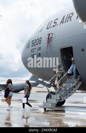 Studenten und Freiwillige der Organisation der Black Aerospace Professionals, Aerospace Career Education Academy, steigen am 19. Juli 2024 von Bord eines C-17 Globemaster III, nachdem sie Zeugen einer Luftbetankung waren, um eine Tour durch die Joint Base Charleston, South Carolina, zu beenden. Die ACE Academy von OBAP führt Schüler der Mittel- und Oberstufe durch einwöchige Sommerakademien in die Luft- und Raumfahrt ein. (Foto der U.S. Air Force von Airman Nahaku Takahashi) Stockfoto