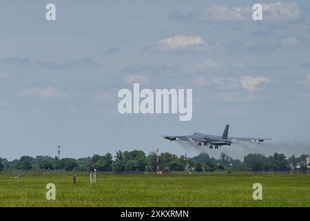 Eine B-52H Stratofortress, die dem 2. Bombenflügel zugeordnet ist, startet für die Bomber Task Force Europe 24-4, 20. Juli 2024 auf der Barksdale Air Force Base, La. Während der Entsendung wird die 20th Expeditionary Bomb Squadron gemeinsame strategische Operationen durchführen und mit Verbündeten und Partnern zusammenarbeiten, um die Fähigkeiten zu synchronisieren und Sicherheitsverpflichtungen im Einsatzgebiet sicherzustellen. (Foto der U.S. Air Force von Airman 1st Class Rhea Beil) Stockfoto