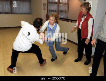 Frauen und ihre Selbstverteidigung, Vorbereitung auf Gewalttaten Frauen und ihre Selbstverteidigung Stockfoto