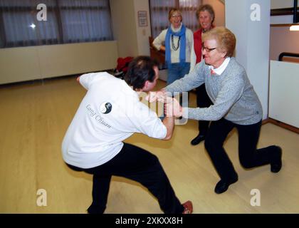 Frauen und ihre Selbstverteidigung, Vorbereitung auf Gewalttaten Frauen und ihre Selbstverteidigung Stockfoto