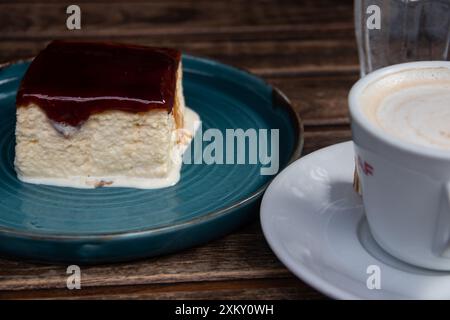 Tres Leches Cake ist ein feuchtes, cremiges lateinamerikanisches Dessert mit Biskuitkuchen, getränkt in drei Milchsorten, garniert mit Schlagsahne Stockfoto