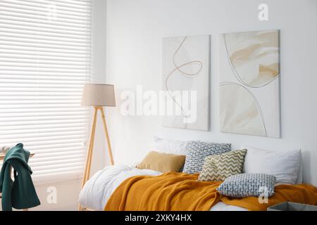 Teens Zimmer mit modernen Möbeln und wunderschönen Bildern an der Wand Stockfoto