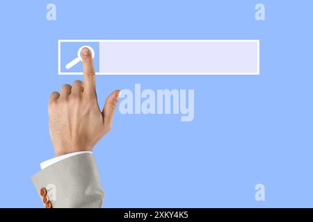 Mann mit Suchleiste auf virtuellem Bildschirm vor hellblauem Hintergrund, Nahaufnahme Stockfoto