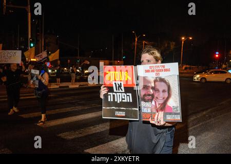 Ein israelischer Demonstrant mit einem Poster mit dem Bild von Yarden und Shiri Bibas, die zusammen mit ihren beiden kleinen Kindern Ariel (4) und Kfir (1) in der Gefangenschaft der Hamas in Gaza festgehalten werden. Während der Rede von Premierminister Benjamin Netanjahu vor den Mitgliedern des US-Kongresses wurden in ganz Israel Demonstrationen gegen die Regierung und die Forderung nach einem Geiselabkommen abgehalten. Der Besuch von Premierminister Netanjahu in den USA zu einem kritischen Zeitpunkt bei den Verhandlungen über ein Geiselabkommen wurde von vielen Knesset-Mitgliedern und israelischen Bürgern heftig kritisiert. Die Demonstranten rufen die israelische Regierung auf, sofort einen Vertrag zu genehmigen, den sie wiedererlangen soll Stockfoto