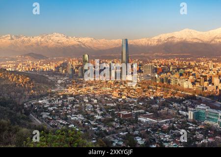 Die Stadt und die Cordillera de los Andes im Hintergrund mit Schnee bedeckt, Santiago de Chile. Stockfoto