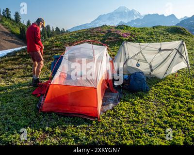 WA25540-00...WASHINGTON - ein rauchiger Morgen nördlich des Red Pass mit Blick auf den Glacier Peak. Stockfoto