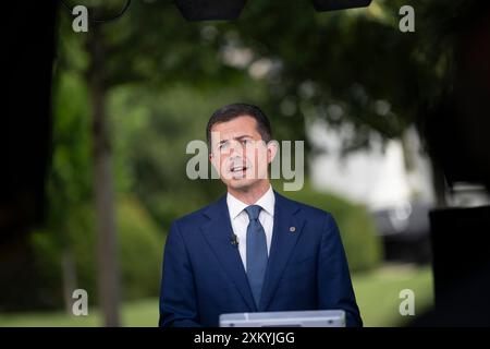 Washington, DC, USA, 23. Juli 2024. Der US-Verkehrsminister Pete Buttigieg spricht während eines Fernsehinterviews im Weißen Haus in Washington, DC, 23. Juli 2024. Kredit: Chris Kleponis/Pool über CNP/MediaPunch Stockfoto