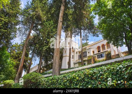 Hauptgebäude der ehemaligen Chautla Hacienda, Hotellandschaft zwischen Wald tagsüber mit blauem Himmel Stockfoto