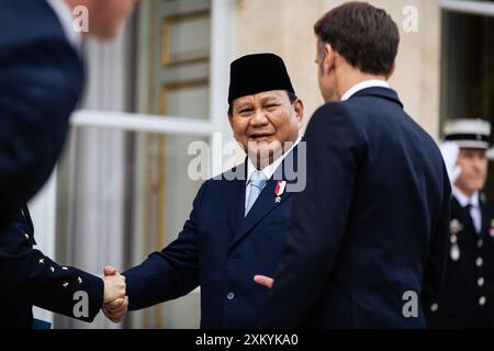 Paris, Frankreich. Juli 2024. Der indonesische Präsident Prabowo Subianto im Elysee-Palast in Paris. Der französische Präsident Emmanuel Macron empfing seinen indonesischen Amtskollegen Prabowo Subianto im Elysée-Palast. Während Frankreich und Indonesien im nächsten Jahr den 75. Jahrestag ihrer diplomatischen Beziehungen begehen, werden die beiden Staats- und Regierungschefs ihren Wunsch bekräftigen, die strategische Partnerschaft zwischen Frankreich und Indonesien in den Bereichen Verteidigung, Energiewende und Industrie weiter zu vertiefen. Quelle: SOPA Images Limited/Alamy Live News Stockfoto