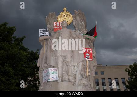 Washington DC, USA, USA, 24. Juli 2024. Pro-palästinensische Demonstranten hinterlassen palästinensische Fahnen und Schilder auf dem George Gordon Meade Memorial während eines Protestes in der National Mall in Washington DC, USA am 24. Juli 2024. Tausende kommen zu Demonstrationen mit einer Reihe von Forderungen zusammen, darunter die Freilassung von Geiseln, ein Waffenstillstand im Gazastreifen und die Verhaftung des israelischen Ministerpräsidenten Benjamin Netanjahu. An dem Tag sprach Netanjahu vor dem US-Kongress in Washington, als er versuchte, die Unterstützung der USA für den Krieg seines Landes in Gaza zu stärken. (Foto: Aashish Kiphayet/ Alamy Live News) Stockfoto