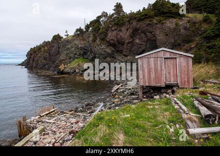 Alte Angelbühne am Bara Point in der Bucht von Little Port, Lark Harbour. Das kleine Dorf Little Port liegt an der Südwestküste von New Stockfoto