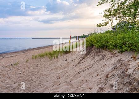 Kincardine ist eine Stadt im Bruce County Ontario, die für ihre wunderschönen Strände und Sanddünen bekannt ist. Hier ist ein Foto von einem Strand am frühen Morgen. Stockfoto