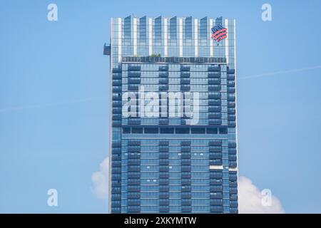 Erfahrene Reinigungspersonal reinigen die Spitze des Guoco Tower im Tanjong Pager, dem höchsten Wolkenkratzer in Singapur. Stockfoto