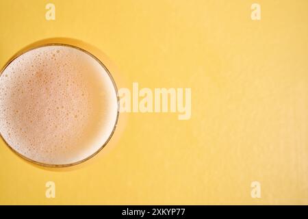 New England Hazy IPA von oben auf solidem Hintergrund Stockfoto