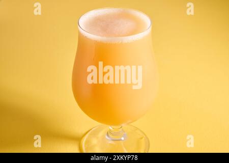 New England Hazy IPA von oben auf solidem Hintergrund Stockfoto