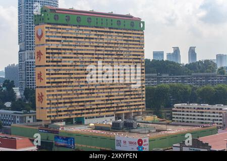 People's Park Complex in Chinatown, mit vielen Singapur Flaggen um das Dach gepflanzt. Brutalistisches Architekturdesign. Singapur. Stockfoto