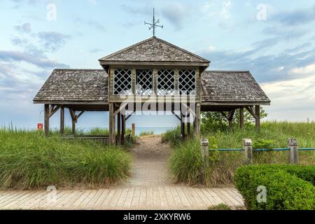 Kincardine ist eine Stadt im Bruce County Ontario, die für ihre wunderschönen Strände und Sanddünen bekannt ist. Hier ist eine schöne Struktur als Eingang zu einem Strand. Stockfoto