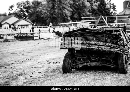 Selektiver Fokus auf die Front eines unglücklichen Autos nach einem Aufprall in einem Abriss-Derby. Stockfoto