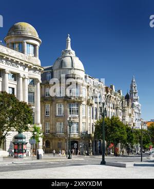 Gebäude an der Allee der Alliierten (Avenida dos Aliados) in Porto, Portugal. Porto ist eines der beliebtesten Reiseziele in Europa. Stockfoto