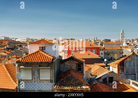 Farbige Fassaden und Dächer der Häuser in Porto, Portugal. Porto ist eines der beliebtesten touristischen Ziele in Europa. Stockfoto