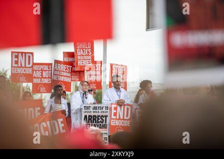 Ärzte mit Ärzten gegen den Völkermord sprechen über ihre Erfahrungen in Gaza während des Protestes der Roten Linie am Mittwoch, den 24. Juli 2024. An diesem Tag füllten Demonstranten die Straßen von Downtown D.C. in Opposition zu Benjamin Netanjahus Rede vor dem US-Kongress. (Foto: Zach Brien/SIPA USA) Credit: SIPA USA/Alamy Live News Stockfoto