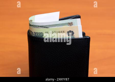 Altes russisches Geld - Rubel in der schwarzen Brieftasche Stockfoto