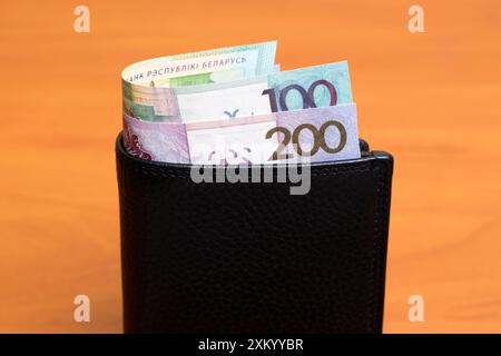 Weißrussisches Geld - Rubel in der schwarzen Brieftasche Stockfoto