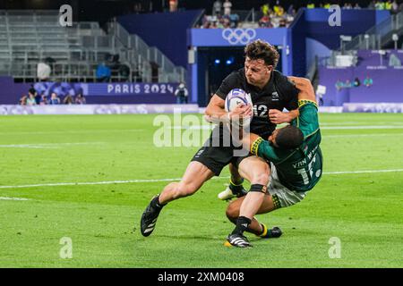 Saint Denis, Frankreich. Juli 2024. Leroy Carter (Neuseeland) und Shilton van Wyk (Südafrika), Rugby Sevens, Herrenpool A zwischen Neuseeland und Südafrika während der Olympischen Spiele Paris 2024 am 24. Juli 2024 im Stade de France in Saint-Denis, Frankreich - Photo Baptiste Autissier/Panorama/DPPI Media Credit: DPPI Media/Alamy Live News Stockfoto