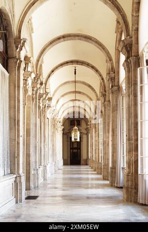 Die wunderschöne Passage mit Bögen im Königspalast von Madrid Stockfoto