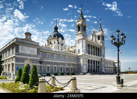 Seitenansicht der Kathedrale der Heiligen Maria des Königs von La Almudena Stockfoto