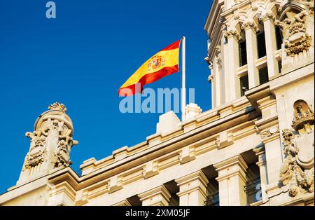 Die Flagge Spaniens flattert auf dem Kybele-Palast in Madrid Stockfoto