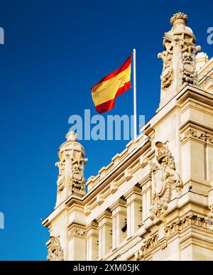 Die Flagge Spaniens flattert auf dem Kybele-Palast in Madrid Stockfoto