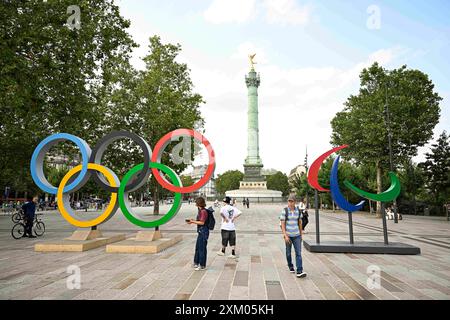 Paris, Frankreich. Juli 2024. Abbildung des Logos und der Ringe der Olympischen und Paralympischen Spiele Place de la Bastille in Paris, Frankreich am 24. Juli 2024. Die Olympischen Spiele 2024 in Paris beginnen am 27. Juli. Foto: Victor Joly/ABACAPRESS. COM Credit: Abaca Press/Alamy Live News Stockfoto