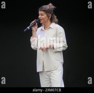 Alessandra Amoroso Sängerin bei Orchesterproben und akustischen Tests auf dem Duomo Square Mailand für Radio Italia. Stockfoto