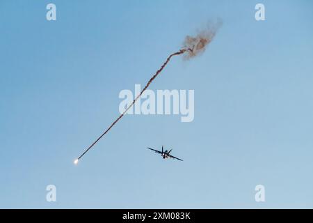 Kampfjet feuert während der Pitch Black Übung 2024 am Mindil Beach in Darwin ab. Stockfoto