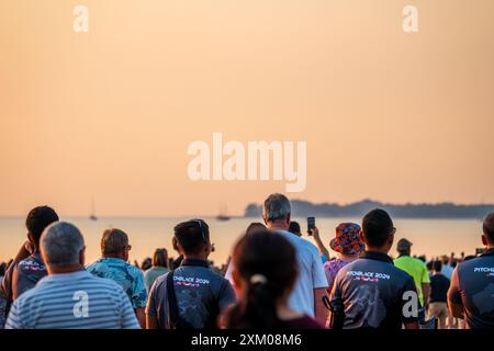 Darwin, Australien - 18. Juli 2024: Die Zuschauer beobachten die Pitch Black Exercise 2024 am Mindil Beach in Darwin. Stockfoto