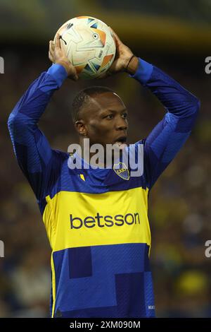 Luis Advincula, der peruanische Verteidiger der Boca Juniors, blickt am 24. Juli 2024 im La Bombonera Stadion in Buenos Aires auf das Spiel der Copa Sudamericana zwischen den argentinischen Boca Juniors und Ecuadors Independiente del Valle. Stockfoto