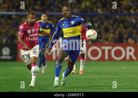 Luis Advincula (R) kontrolliert den Ball beim Copa Sudamericana Spiel zwischen den argentinischen Boca Juniors und Ecuadors Independiente del Valle im La Bombonera Stadion in Buenos Aires am 24. Juli 2024. Stockfoto