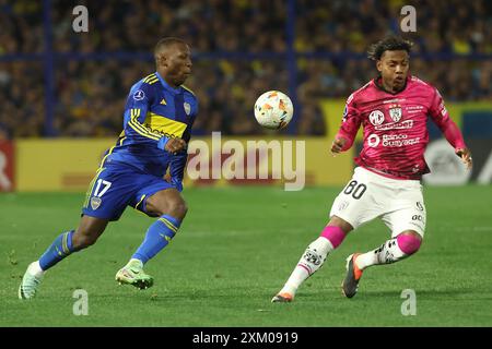 Luis Advincula (L) kontrolliert den Ball beim Copa Sudamericana Spiel zwischen den argentinischen Boca Juniors und Ecuadors Independiente del Valle am 24. Juli 2024 im La Bombonera Stadion in Buenos Aires. Stockfoto