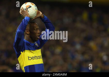 Der peruanische Verteidiger Luis Advincula sieht sich beim Spiel der Copa Sudamericana zwischen den argentinischen Boca Juniors und Ecuadors Independiente del Valle im La Bombonera Stadion in Buenos Aires am 24. Juli 2024 an Stockfoto