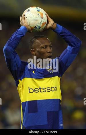 Der peruanische Verteidiger Luis Advincula sieht sich beim Spiel der Copa Sudamericana zwischen den argentinischen Boca Juniors und Ecuadors Independiente del Valle im La Bombonera Stadion in Buenos Aires am 24. Juli 2024 an Stockfoto