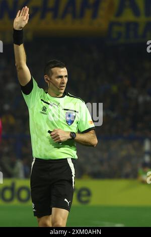 Der uruguayische Schiedsrichter Andres Matonte gibt während des Copa Sudamericana-Spiels zwischen den argentinischen Boca Juniors und den Ecuadors Independiente del Valle im La Bombonera Stadion in Buenos Aires am 24. Juli 2024 IN Buenos AIRES ARGENTINIEN Urheberrecht: XALEJANDROxPAGNIx Stockfoto