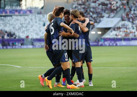 Bordeaux, Frankreich. Juli 2024. Japan Team Group (JPN) Fußball/Fußball : Japan Team Gruppe feiert nach Fujios Tor bei den Olympischen Spielen 2024 Männer Fußball Gruppe D Spiel zwischen Japan 5-0 Paraguay im Stade de Bordeaux in Bordeaux, Frankreich . Quelle: Mutsu Kawamori/AFLO/Alamy Live News Stockfoto