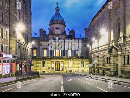 Museum auf dem Hügel in Edinburgh bei Nacht, Schottland Stockfoto