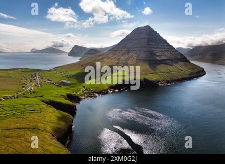 Luftlandschaftsfotografie. Fantastischer Sommerblick von der fliegenden Drohne des Dorfes Vidareidi. Wunderschöne Sommerlandschaft. Sonnige Outdoor-Szene von Vidoy islan Stockfoto