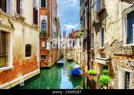 Der Rio di San Cassiano Kanal mit Booten in Venedig, Italien Stockfoto