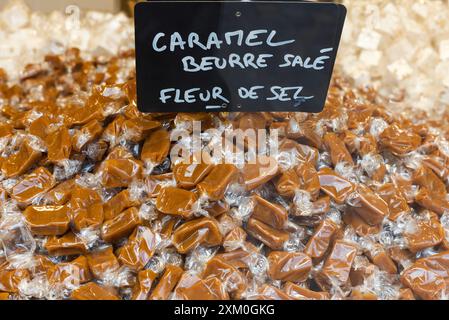 Viele gesalzene Butterkaramell mit Nougat im Hintergrund in einem Schaufenster. Stockfoto